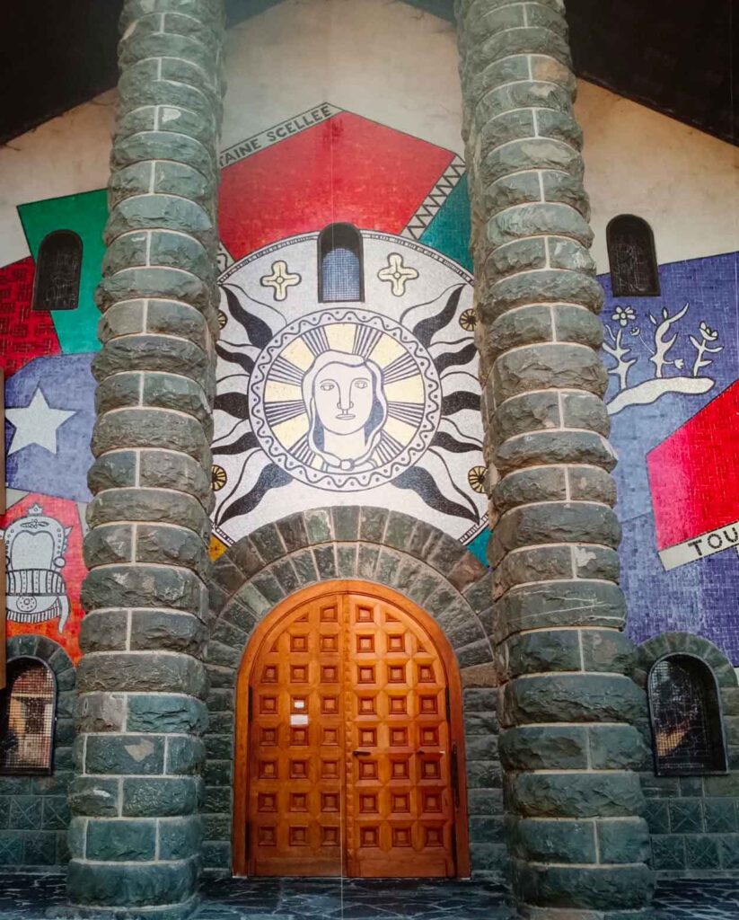Entrée de l'église de Passy avec les mosaïques de Fernand Léger