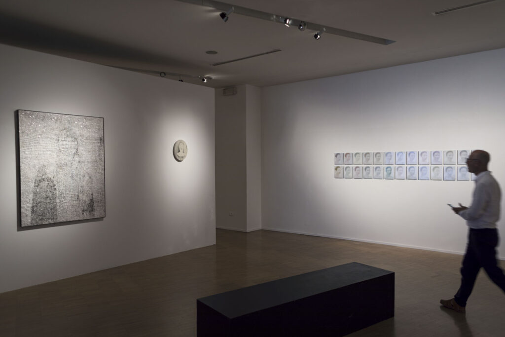 Photographie de Michel Poivert dans l'exposition "Échos des visages" de Clément Mitéran et Laurent Lafolie à la fondation Lercaro de Bologne (Italie).