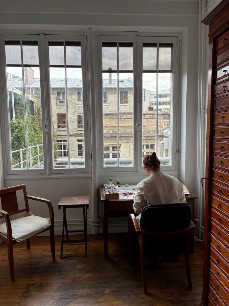 Matylda Tracewska au travail au Muséum national d'Histoire naturelle de Paris, en 2025.