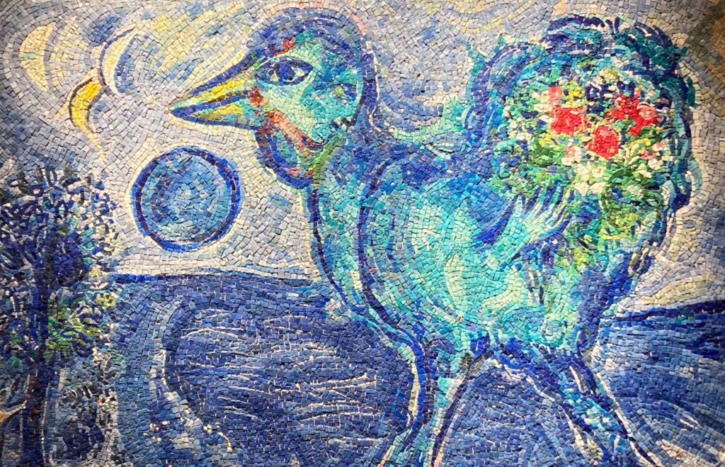 Détail de la mosaïque le coq bleu de Marc Chagall, réalisée par Romolo Papa